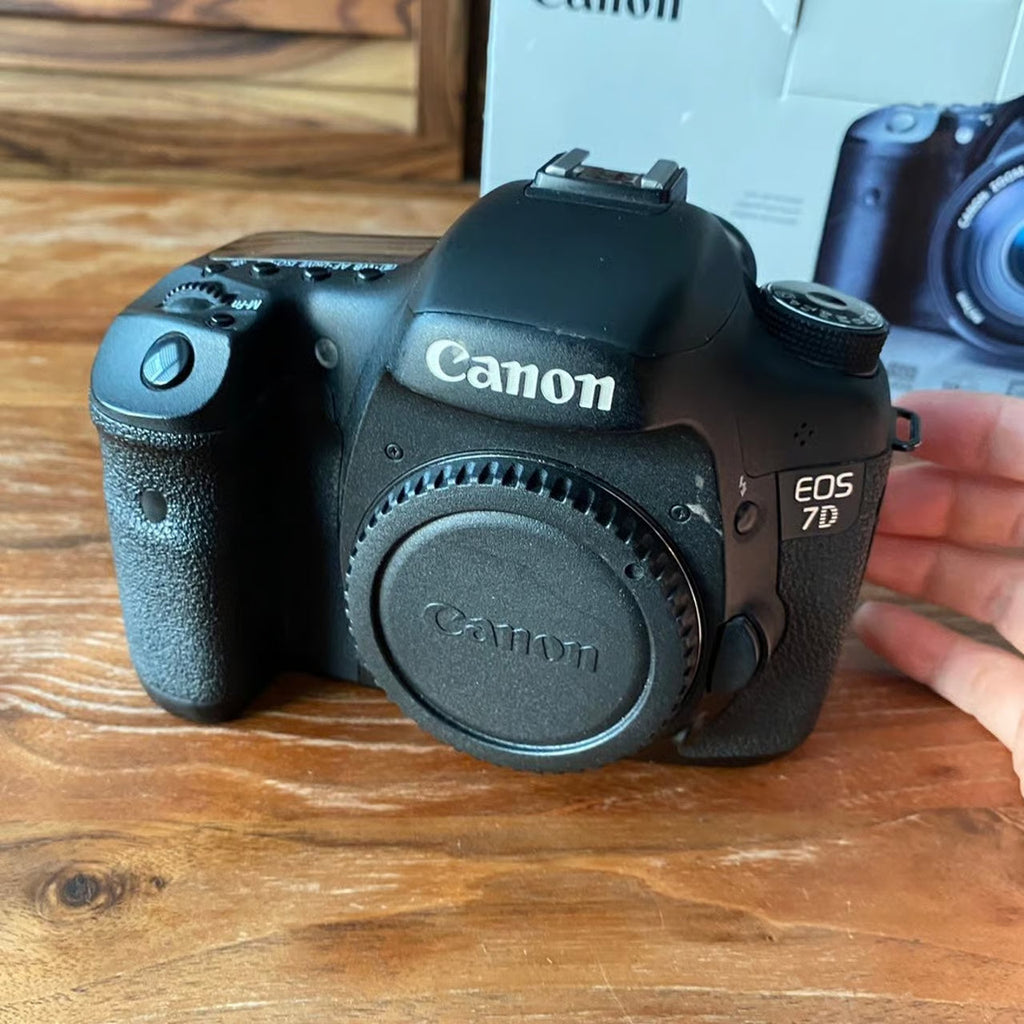 Canon EOS 7D DSLR with EF-S 17-55mm f/2.8 IS USM Lens | Camera Bundle