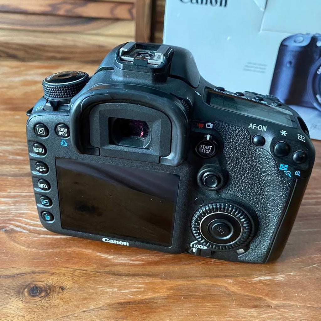 Canon EOS 7D DSLR with EF-S 17-55mm f/2.8 IS USM Lens | Camera Bundle
