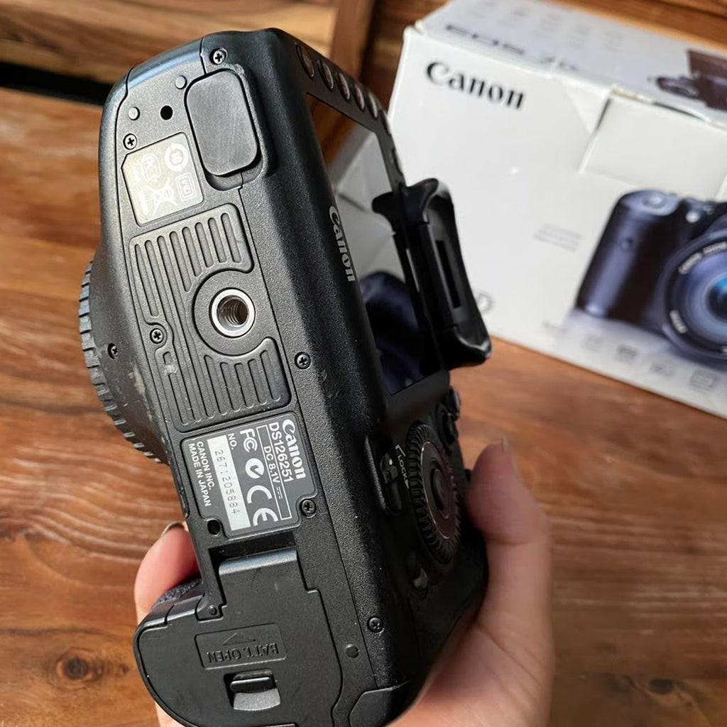 Canon EOS 7D DSLR with EF-S 17-55mm f/2.8 IS USM Lens | Camera Bundle